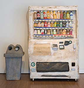 山本麻璃絵 〈自動販売機とごみ箱（じどうはんばいきとごみばこ）〉2011　樟、アクリル絵の具 